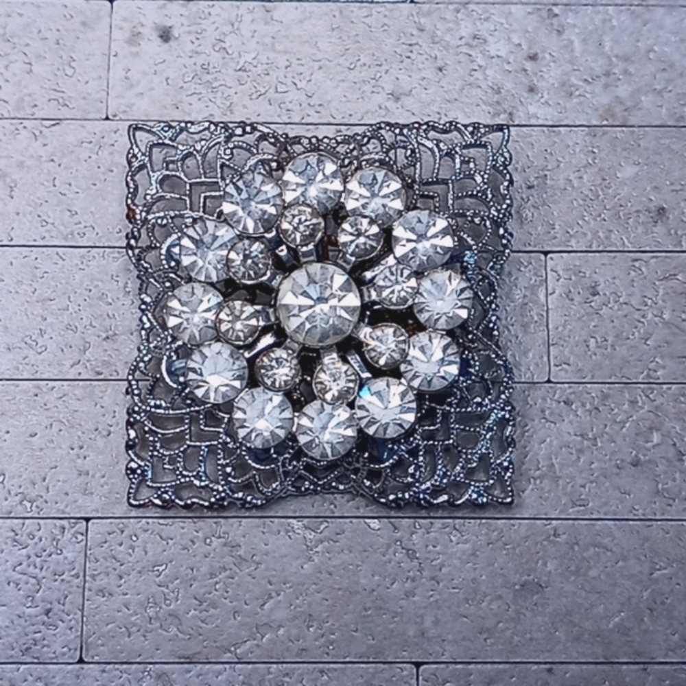Brooch with Clear Stones Silver Tone Pin